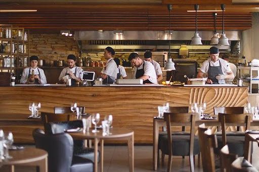 نمایی از یک رستوران با فروش بالا