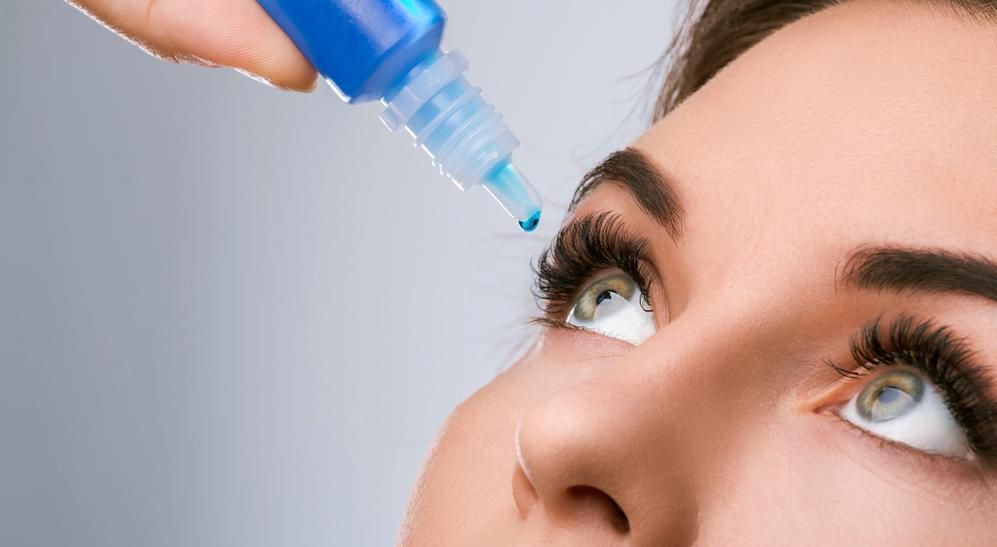 قطره های اشک مصنوعی به افزایش رطوبت چشم کمک می کنند.