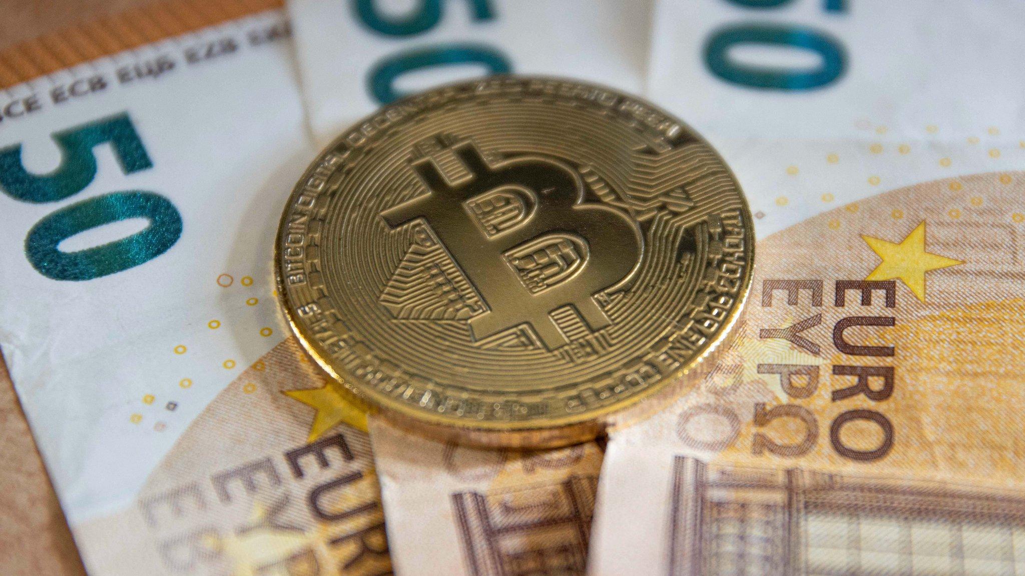 تصویر از ارز دیجیتال BTC بر روی اسکناس یورو