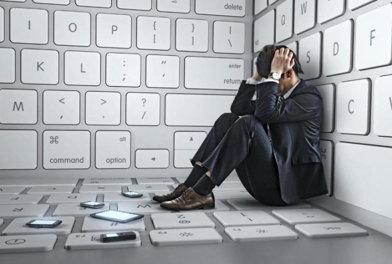 اولین نشانه‌های اعتیاد به اینترنت، نگرانی و فکر کردن مداوم