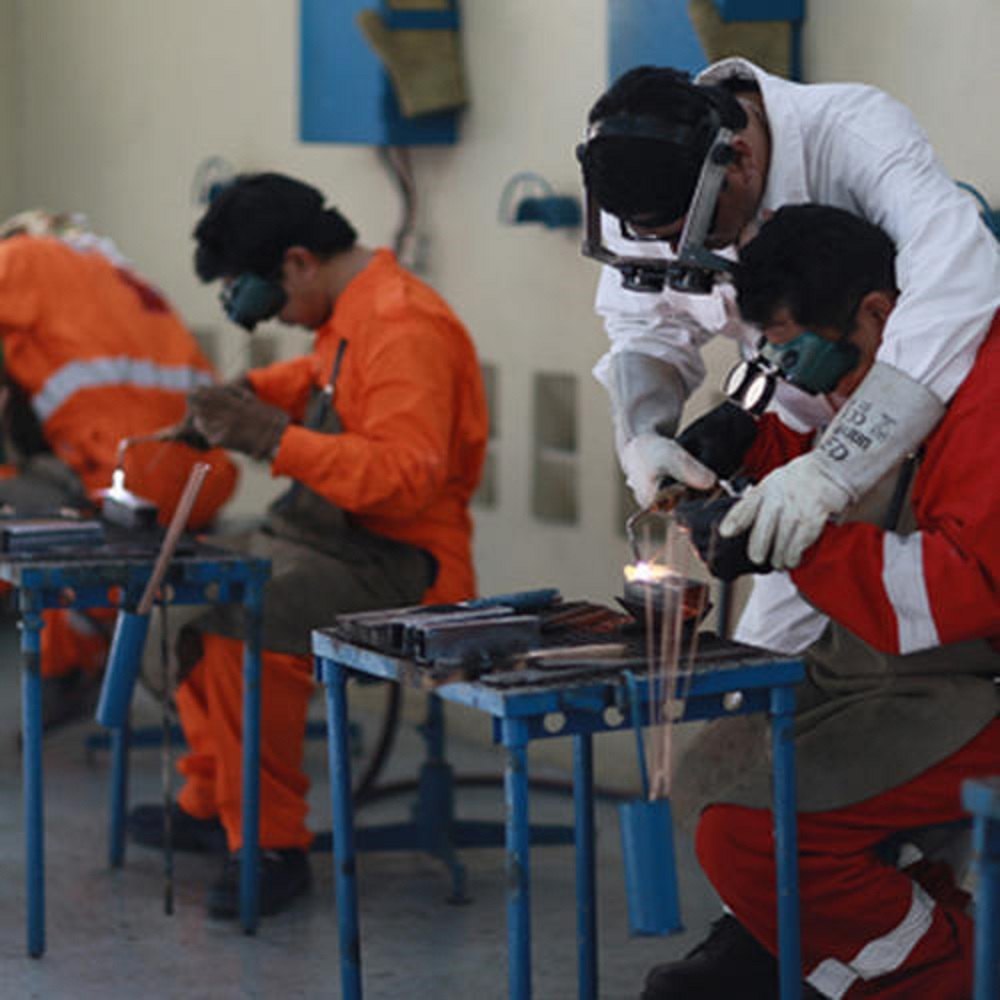 دانشجوی فنی با کفش ایمنی در دوره HSE