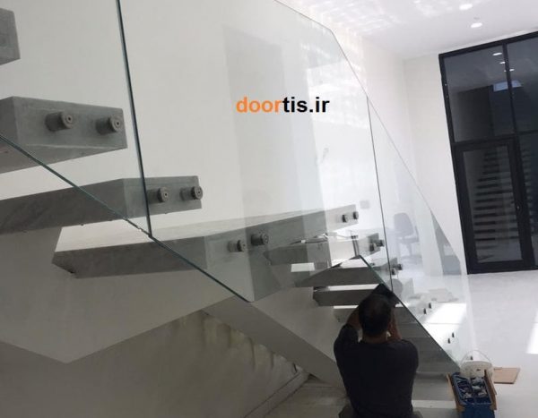 نرده شیشهای راه پله، راهنمای انتخاب تا نصب 4 نرده شیشه ایی پله