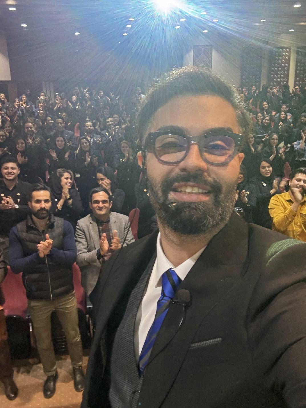 ماکان آریا پارسا در کنار کارمندان هلدینگ پارس