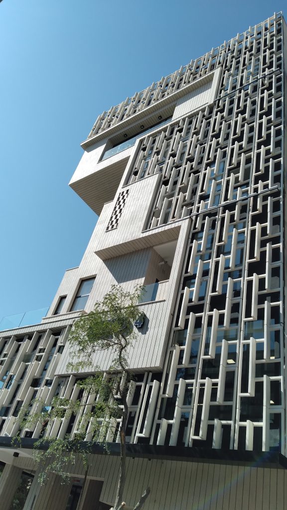 چطور معماری شهرهای آینده با GFRC متحول می‌شود؟ از ساختمان‌های تنفسی تا نمای زنده