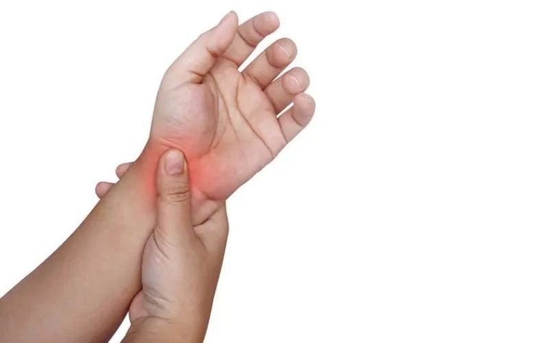 بی حس شدن دست چپ، در برخی موارد بسیار حاد می‌شود.