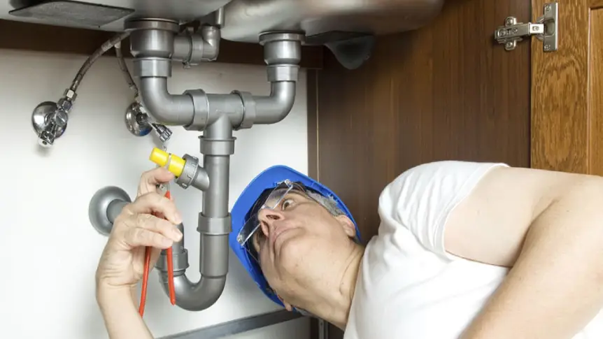 حضور سریع تکنسین حتی در نیمه‌شب برای باز کردن لوله‌های گرفته در قزوین