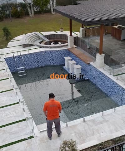 نرده شیشه ای برای دور استخر خانه