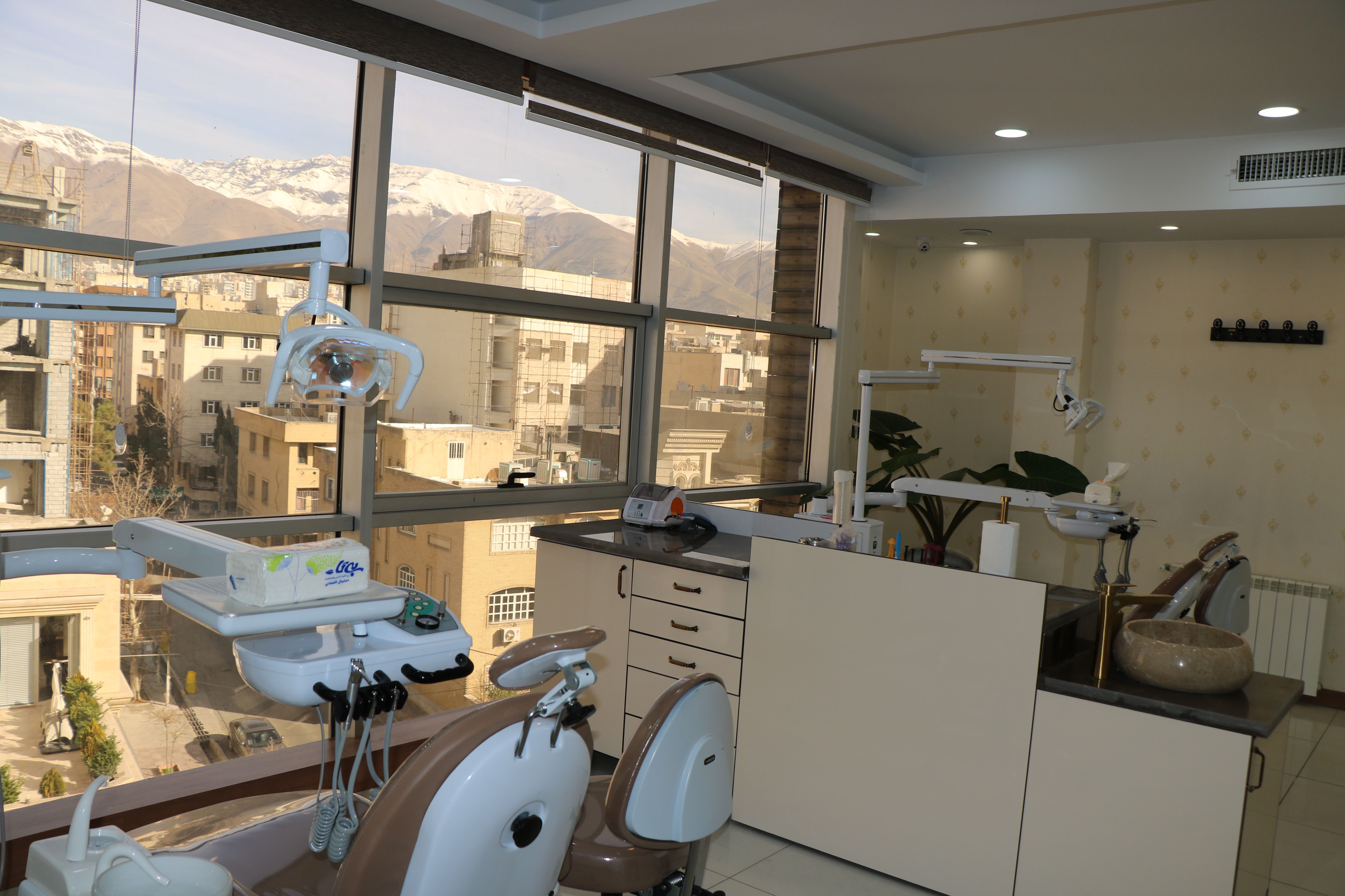 دندانپزشکی یونیک اسمایل در شمال تهران