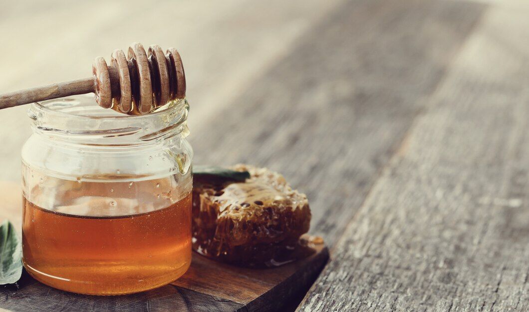 ظرفی حاوی عسل طبیعی 