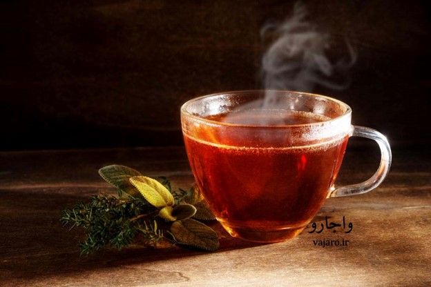 عوارض چای سیاه به دلیل وجود کافئین و تانن موجود در این نوشیدنی به وجود می‌آید.