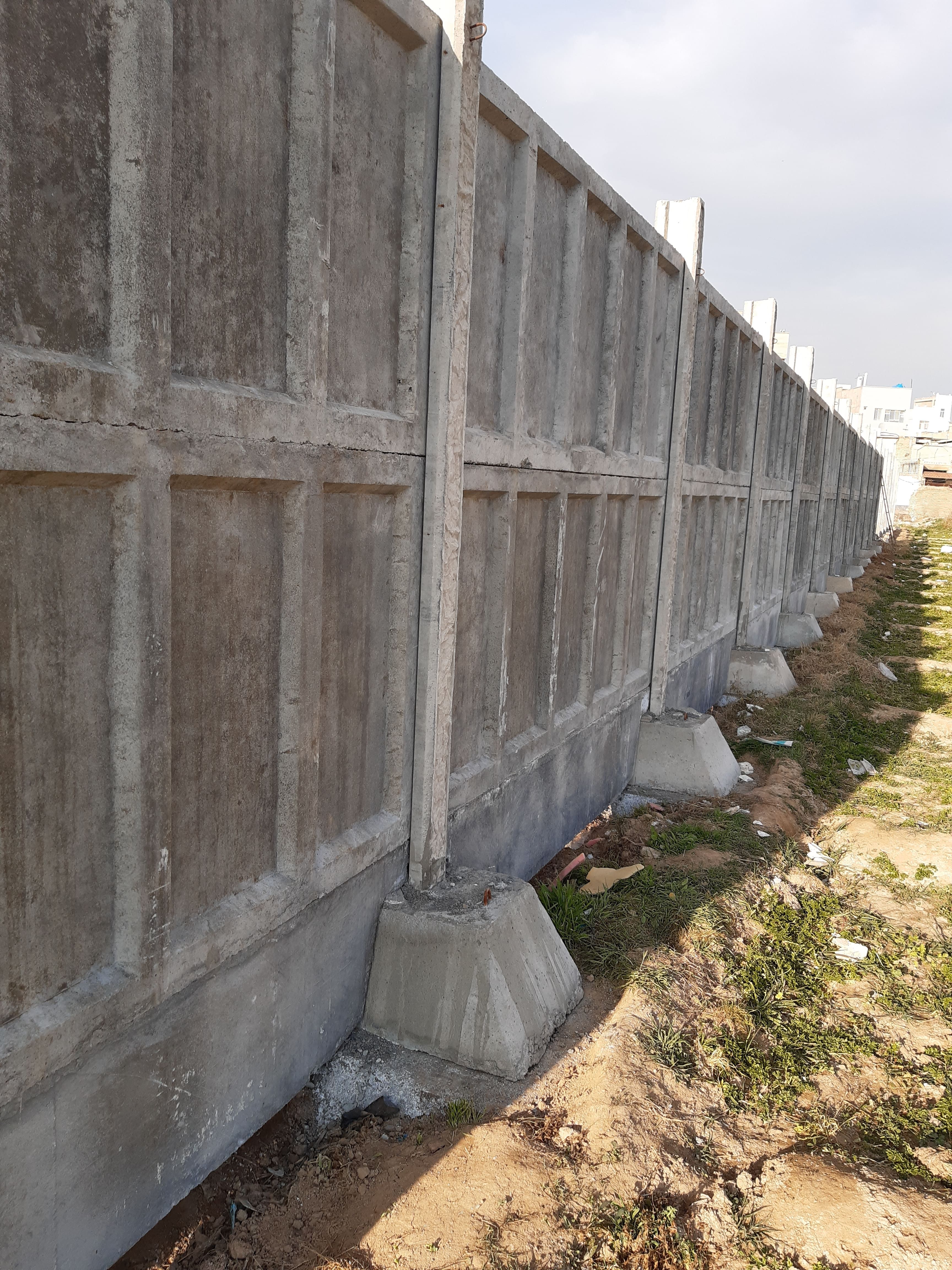 دیوار بتنی محوطه چگونه ساخته می شود