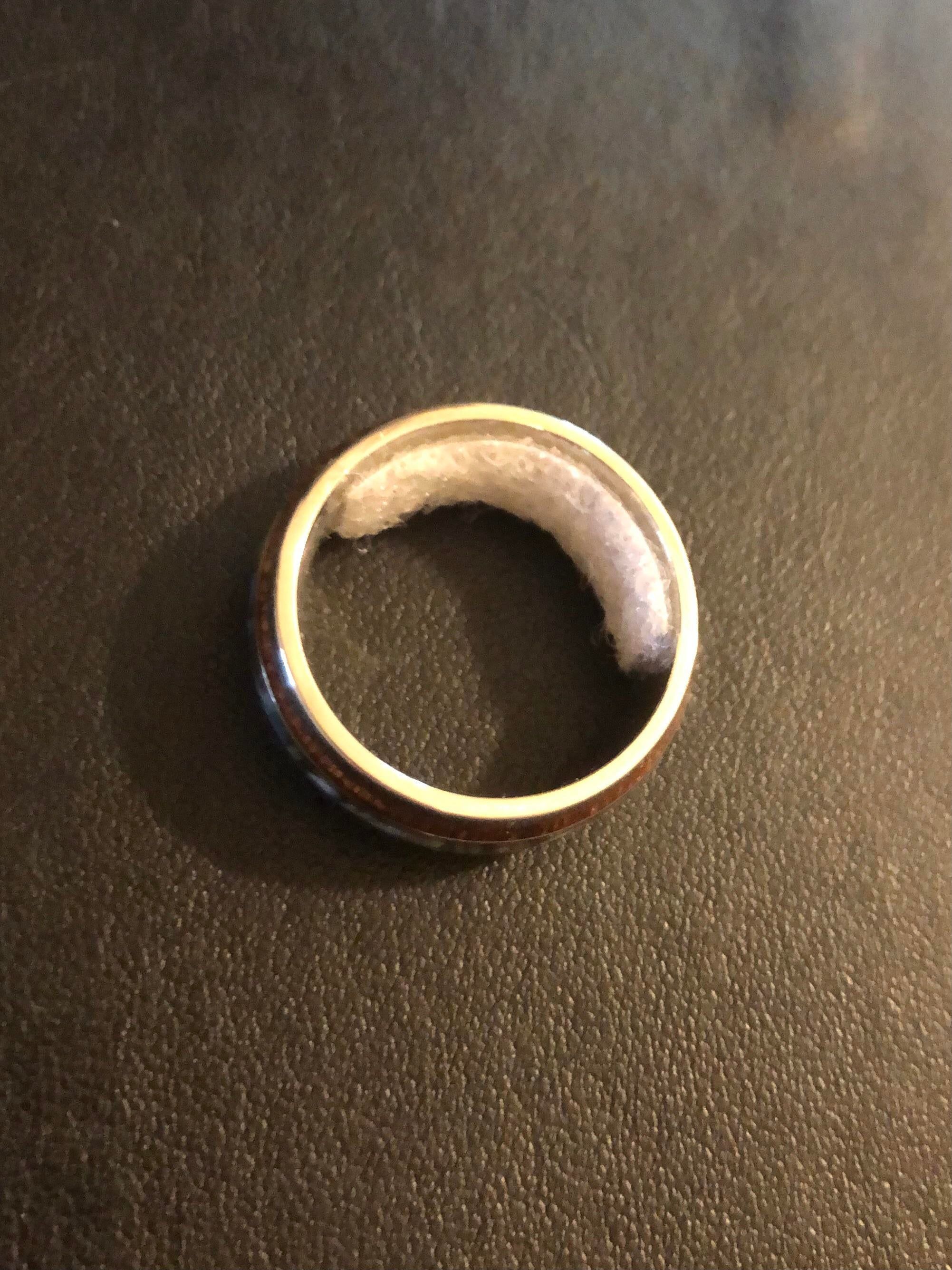 با پیچیدن نخ ذور رکاب انگشتر بدون نگین به سادگی آن را کوچک کنید.