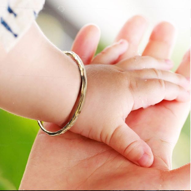 دستبند نوزاد یکی از مناسب ترین هدایا برای نوزادان تازه متولد شده است.