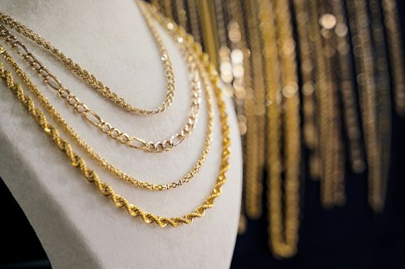 انواع  زنجیر طلا زنانه در بازار موجود است که میتوانید با توجه سلیقه خود نسبت به خرید آنها اقدام نمایید.
