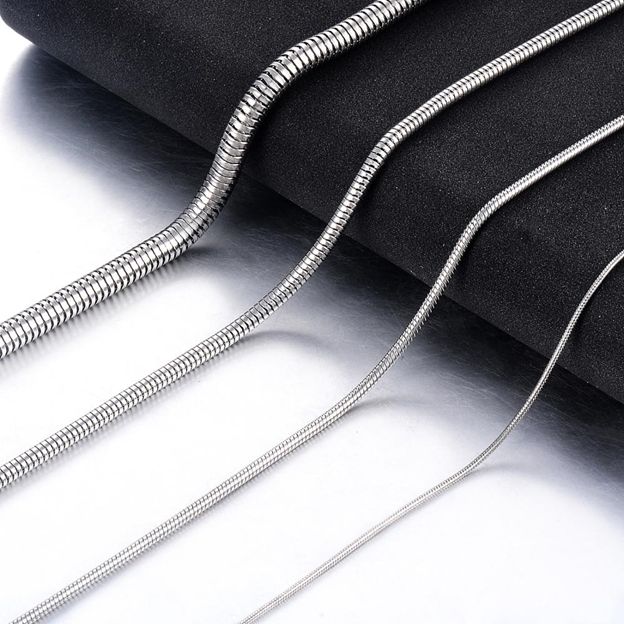 زنجیر طلا زنانه مدل ماری را میتوان تکی و بدون آویز استفاده کرد.