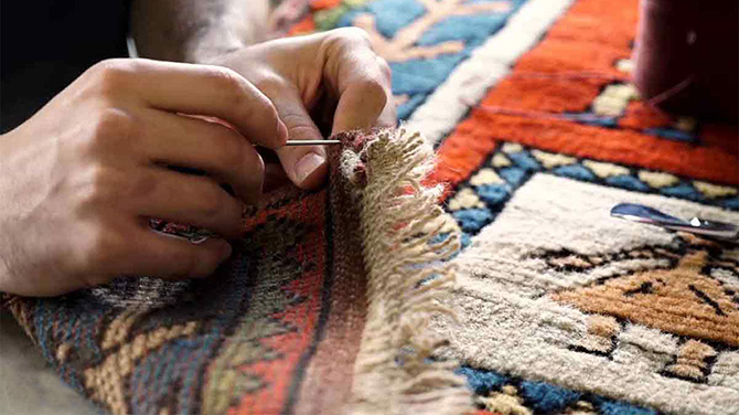 رفو کردن فرش دستباف توسط استاد کار و متخصص