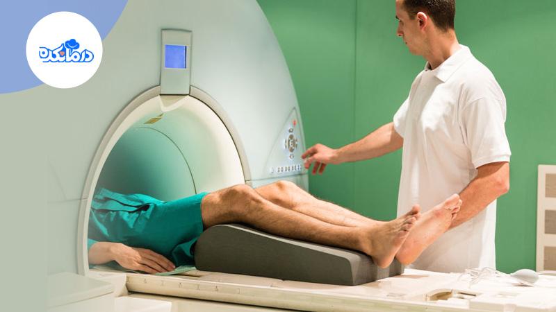 تصویر پزشکی را نشان می‌دهد که در حال تصویربرداری MRI از بیمار است.