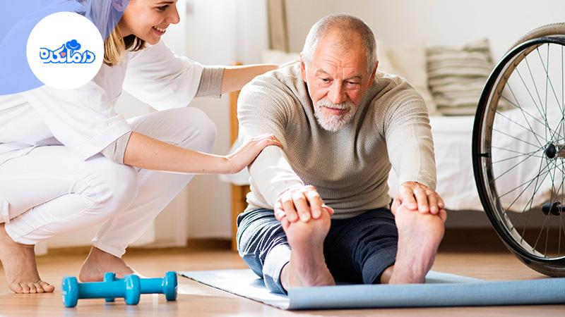 تصویر مربی یا فیزیوتراپیستی را نشان می‌دهد که در حال آموزش حرکات اصلاحی به یک آقای سالمند است.