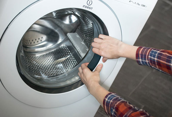 5 دلیل قفل  و باز نشدن درب ماشین لباسشویی