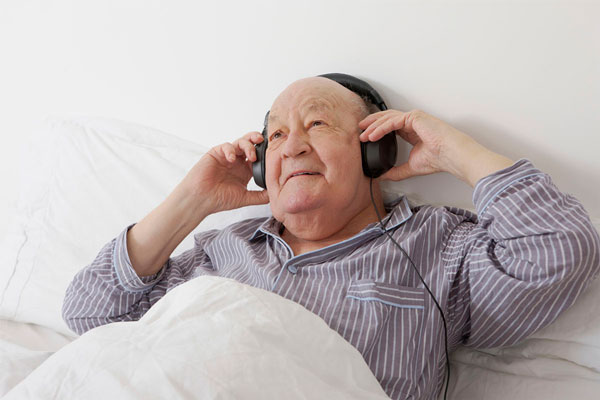 تاثیر موسیقی بر خواب سالمندان