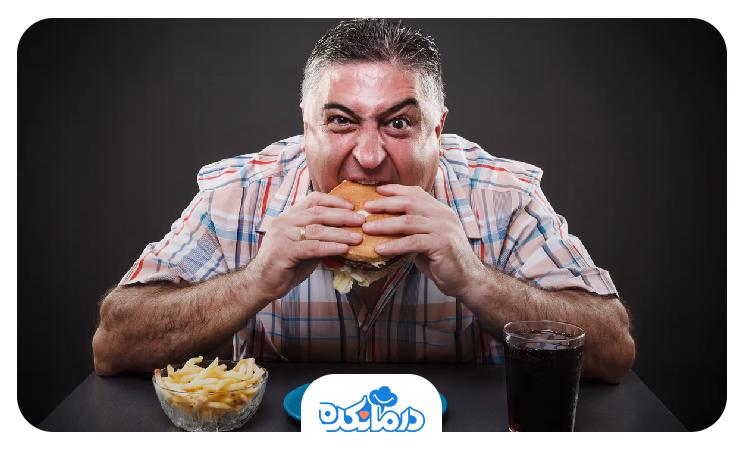 تصویری از یک مرد که با عصبانیت در حال غذا خوردن هستند.