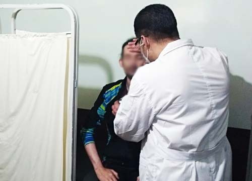 دکتر کمپ ترک اعتیاد در حال بررسی بیمار