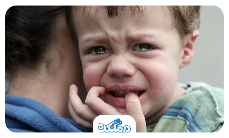 کودکی در آغوش والدین خود حال گریه کردن است.