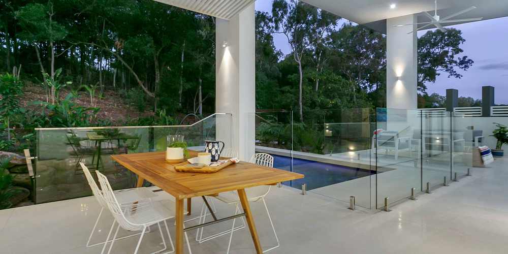 دلیل استفاده از نرده شیشه ای درتیس در پروژه های ساختمانی 1 نرده شیشه ای درتیس