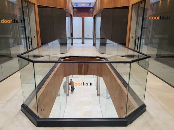 دلیل استفاده از نرده شیشه ای درتیس در پروژه های ساختمانی 2 نرده شیشه ای روکار