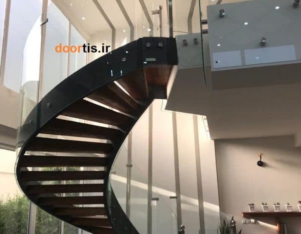 دلیل استفاده از نرده شیشه ای درتیس در پروژه های ساختمانی 3 نرده شیشه ای راه پله