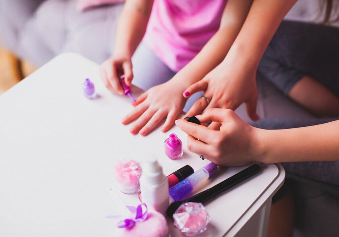 ضرر کاشت ناخن برای بچه‌ها