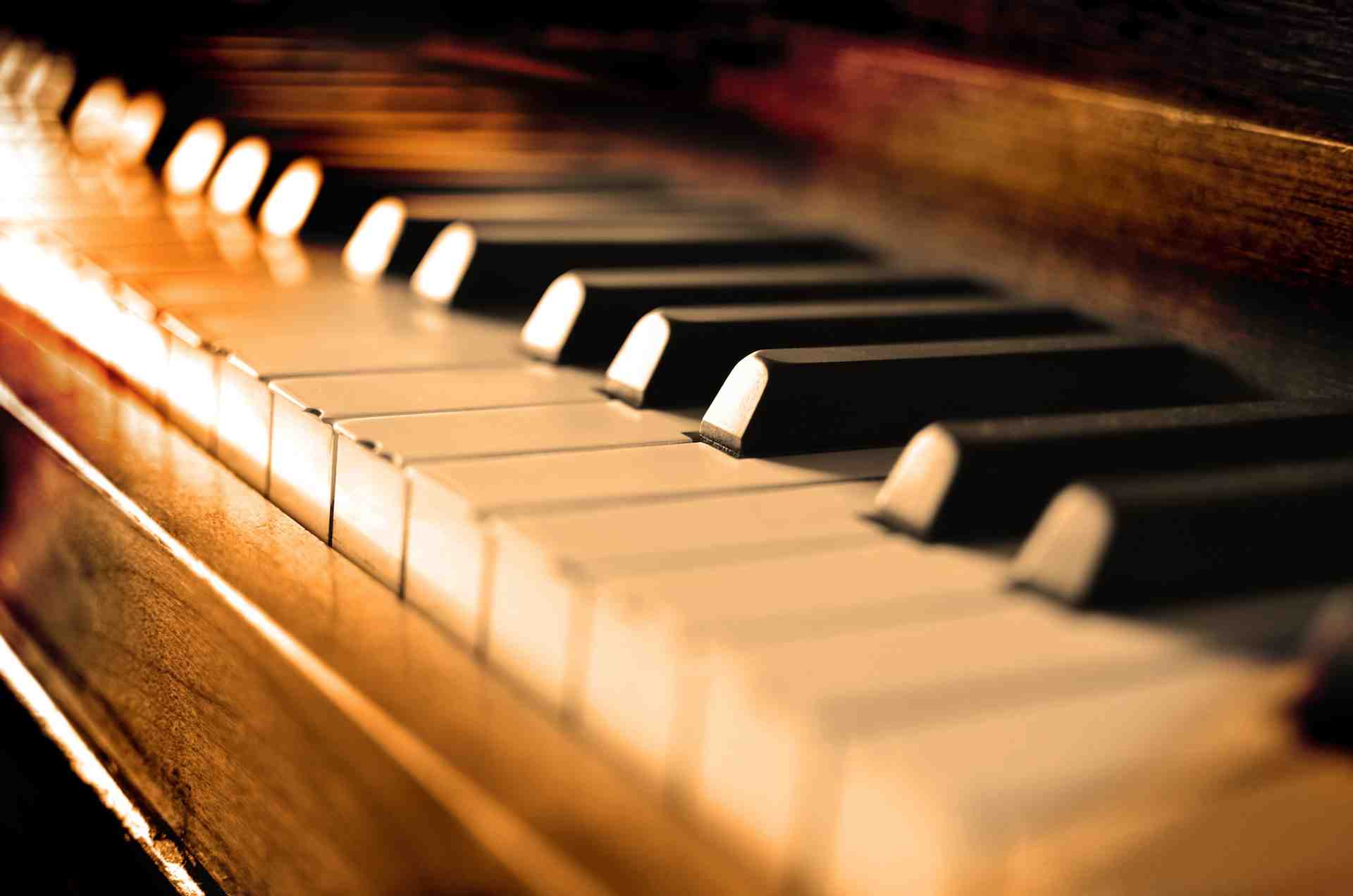 پیانو آکوستیک چه مزایایی نسبت به دیگر پیانوها دارد؟