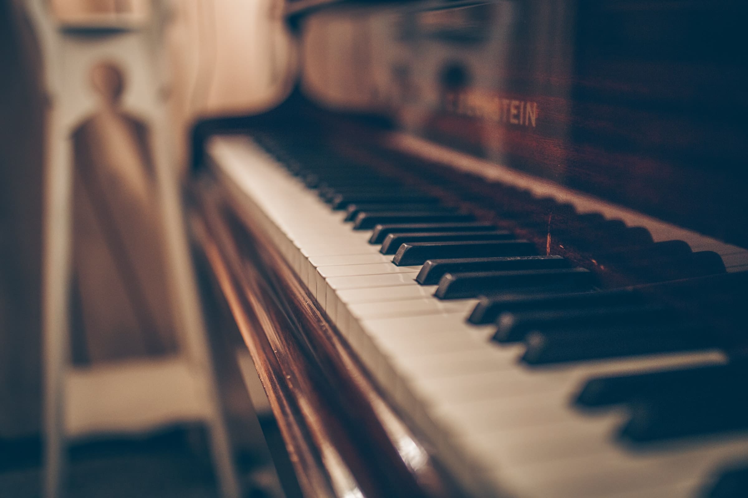 پیانو آکوستیک چه مزایایی نسبت به دیگر پیانوها دارد؟