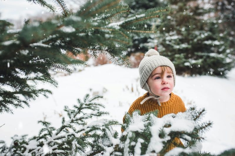 پسر بچه در برف