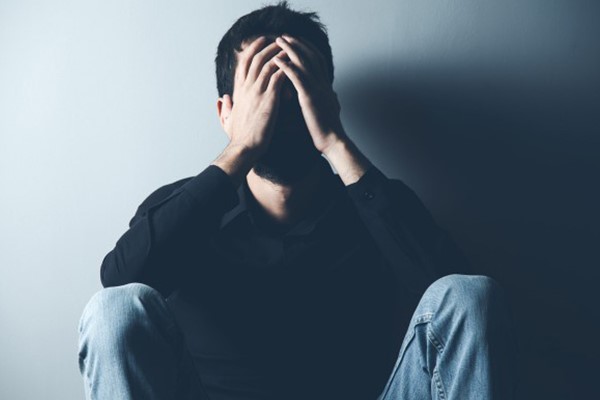 از کجا بفهمیم افسردگی داریم؟ چطور درمان می‌شود؟