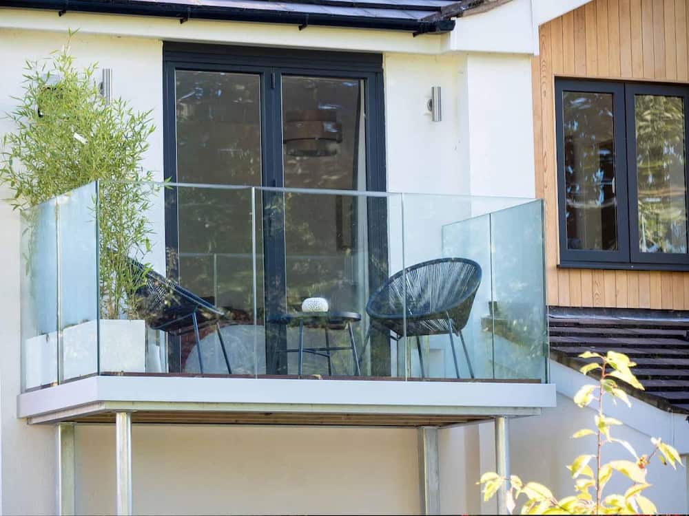 استفاده از بالکن شیشه‌ای برای بهبود فضای خارجی خانه