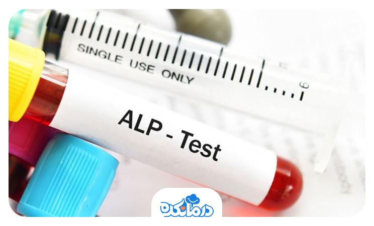 لوله آزمایش خون را می‌بینید که روی آن نوشته شده است: ALP- TEST. این شاخص مربوط به آنزیم آلکالین فسفاتاز (ALP ) است که در افراد مبتلا به بیماری پاژه استخوانی، بالا است.