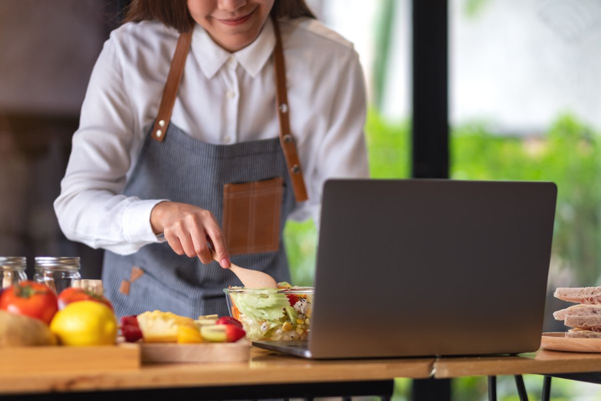 چرا باید آنلاین آشپزی یاد بگیرم؟ (آکادمی رضیم)
