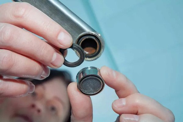 تعمیر فشار کم شیر ظرفشویی با تمیز کردن پرلاتور