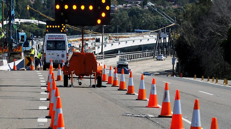 مخروط ترافیکی و استوانه ترافیکی از جمله تجهیزات ترافیکی برای پیشگیری از حوادث