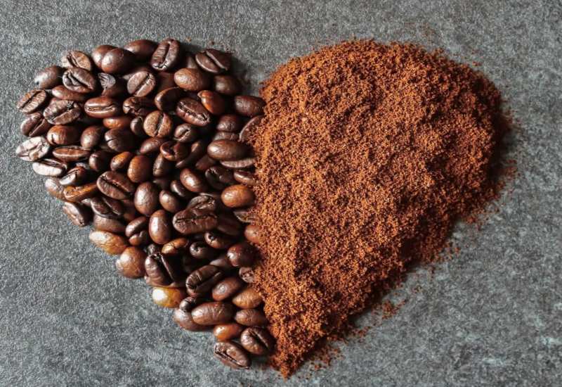دانه قهوه اسپرسو بخرم یا قهوه آسیاب شده؟