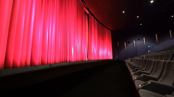 راهنمای کامل درباره اجرای سالن سینما