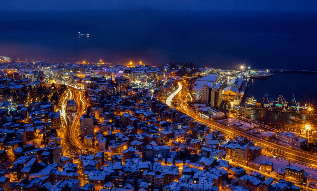 تصویری از شهر ترابزون در شب