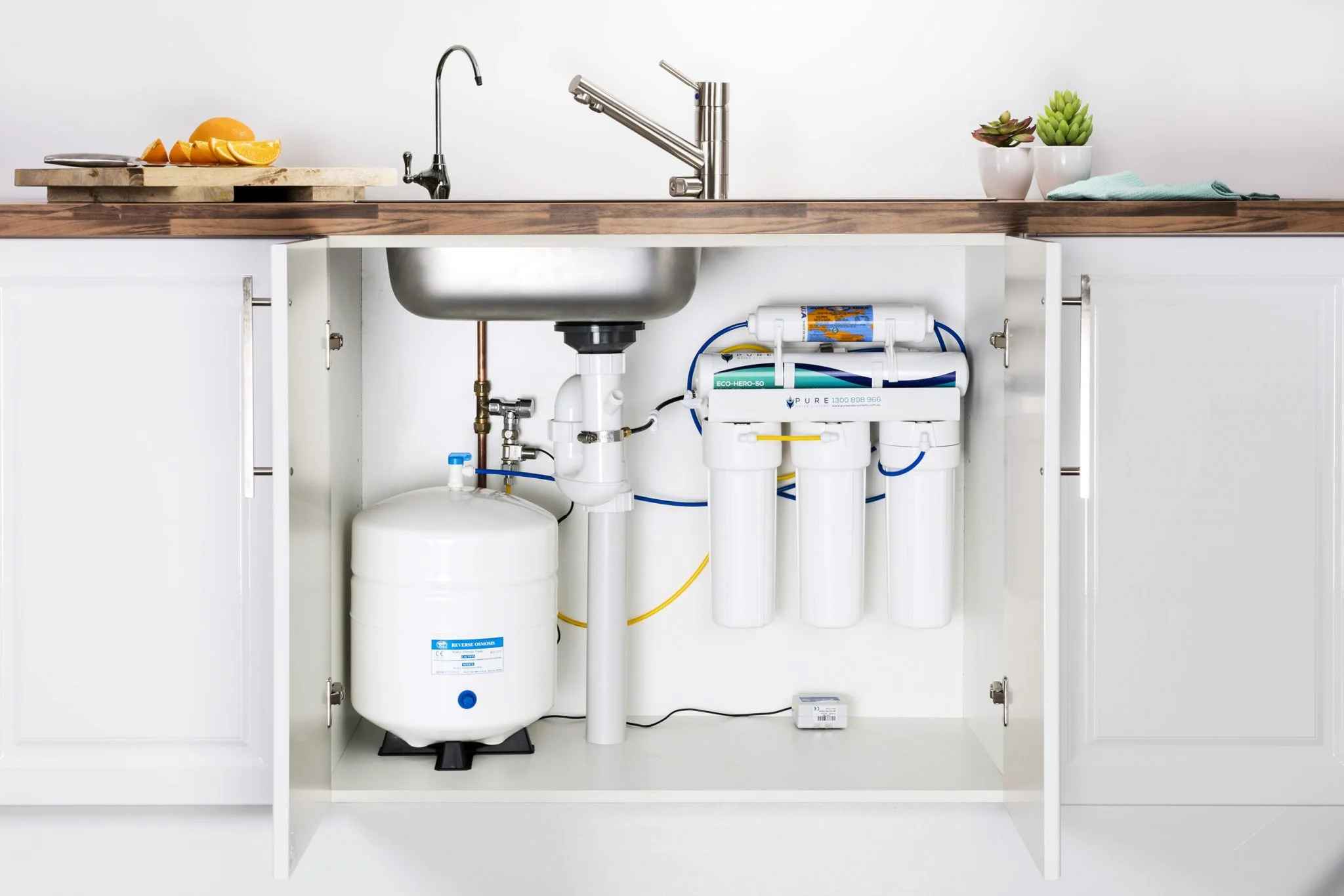 تصویر از دستگاه تصفیه آب خانگی با شیلنگ های نصب شده