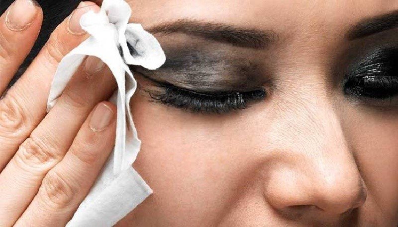 هنگام آرایش چشم مراقبت سلامتی خود باشید