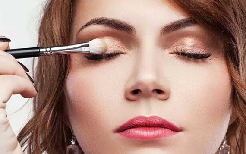 هنگام آرایش چشم مراقبت سلامتی خود باشید