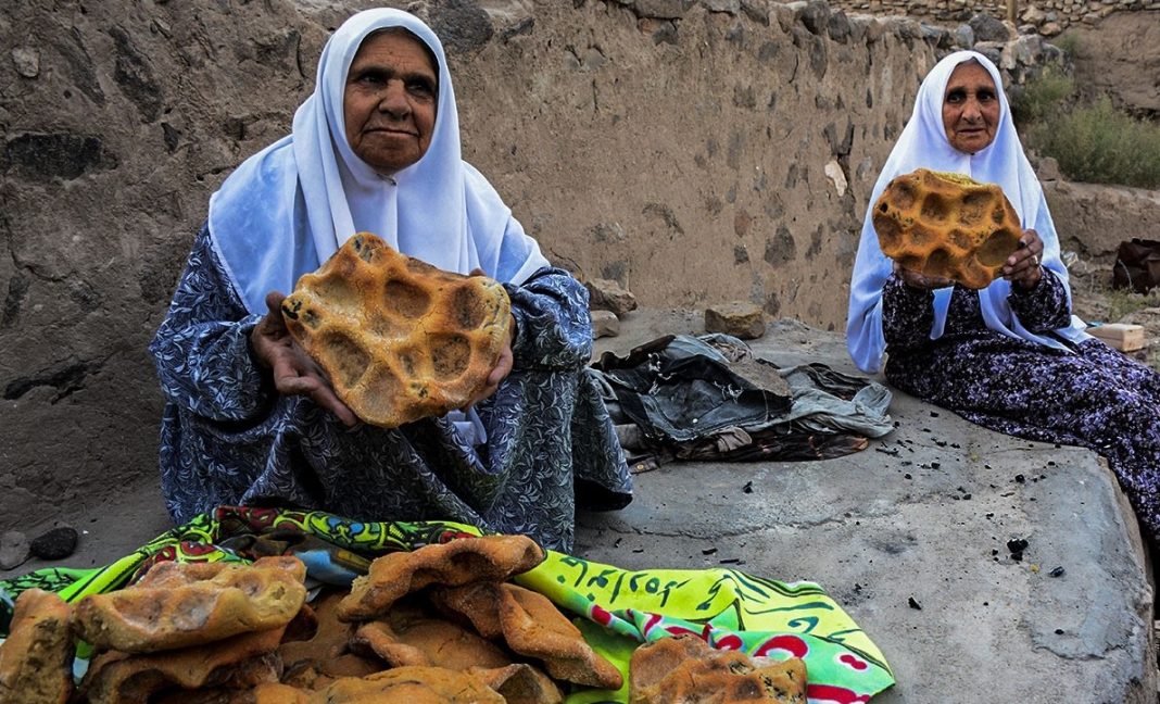 پخت نان سنتی کرمان توسط زنان