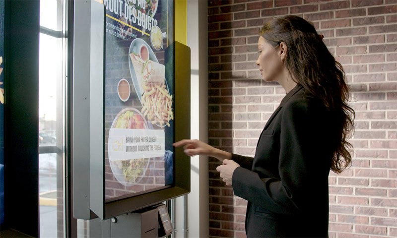 کیوسک‌های لمسی می‌توانند بر اساس سوابق خرید مشتریان، پیشنهادات هوشمندانه‌ای برای سفارش غذا ارائه دهند.
