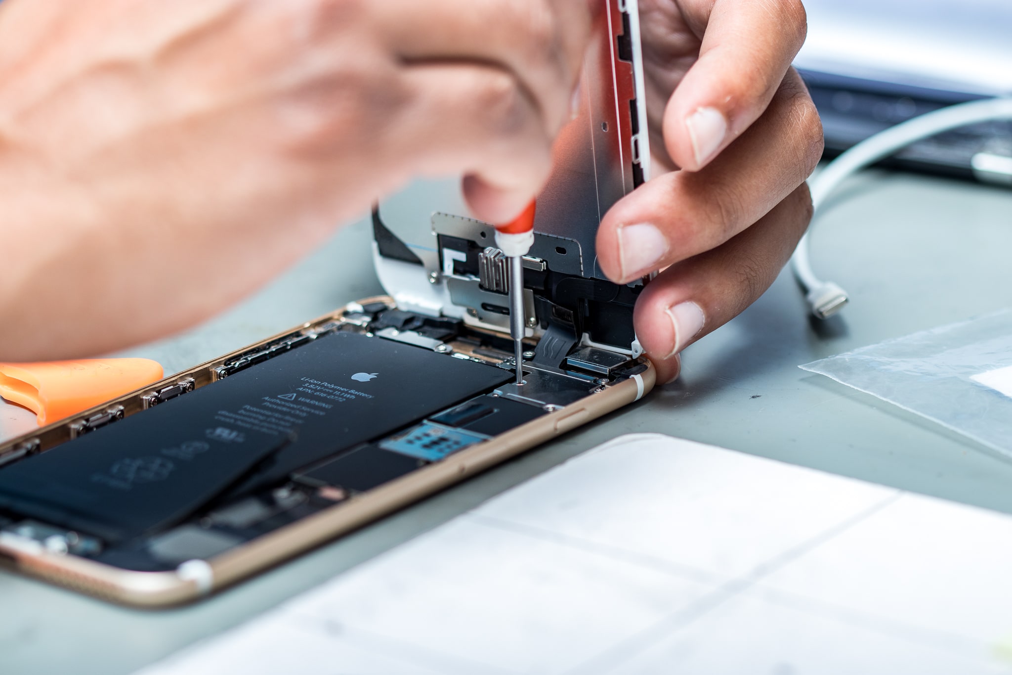 باز کردن آیفون برای تعمیرات