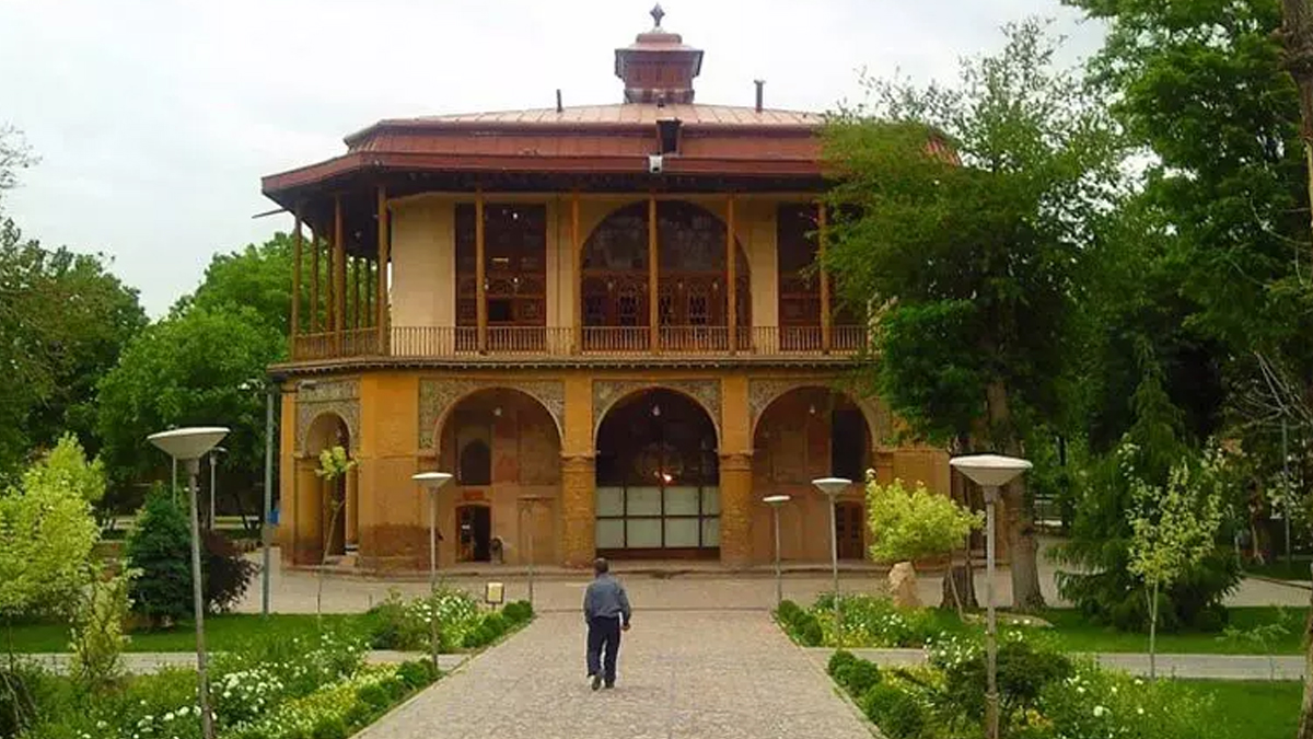 کاخ چهلستون قزوین از جاذبه های مسیر تهران به رشت
